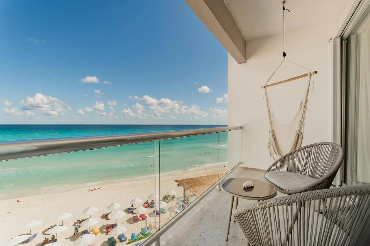 *Turquoise Escape- Beachfront Studio By Casa Paraiso* Cancún 0*,  Mexico